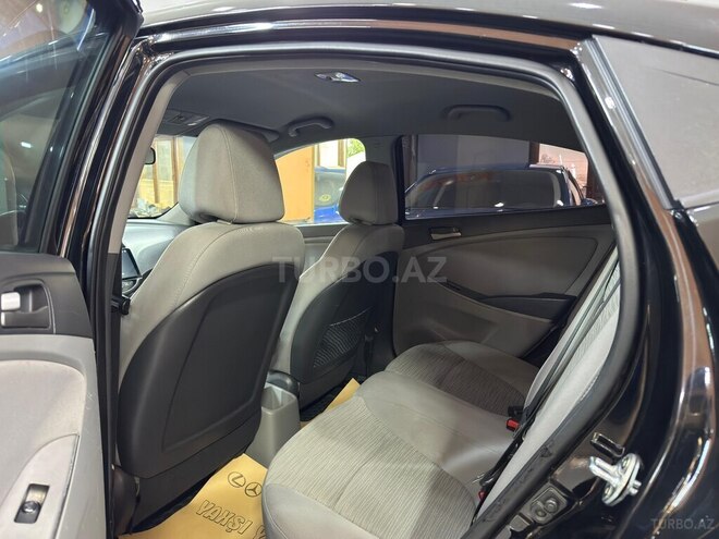 Hyundai Accent-12