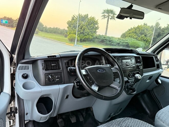 Ford Transit-13