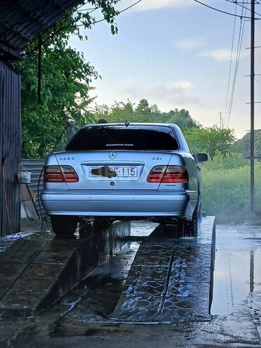 Mercedes E 220 d 2000, 500,000 km - 2.2 l - Masallı
