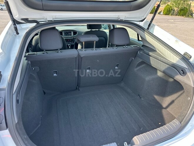 Hyundai IONIQ-11