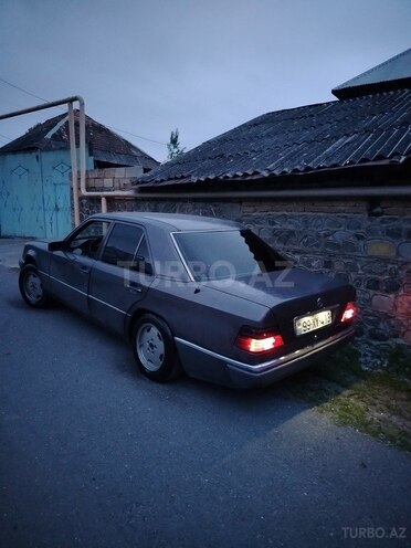 Mercedes E 200 1993, 258,000 km - 2.0 l - Şəki