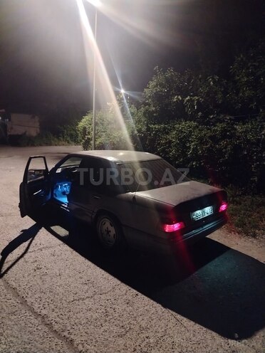Mercedes E 200 1993, 258,000 km - 2.0 l - Şəki