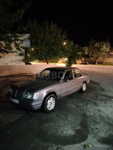 Mercedes E 200 1993, 258,000 km - 2.0 l - Şəki