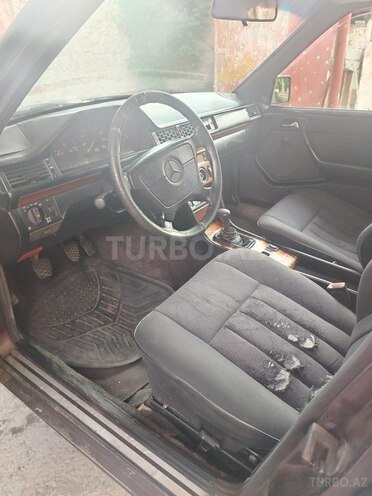 Mercedes E 200 1993, 258,000 km - 2.0 l - Şəki