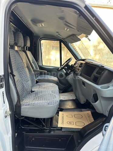 Ford Transit-16