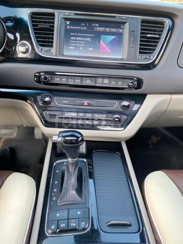 Kia Carnival-13