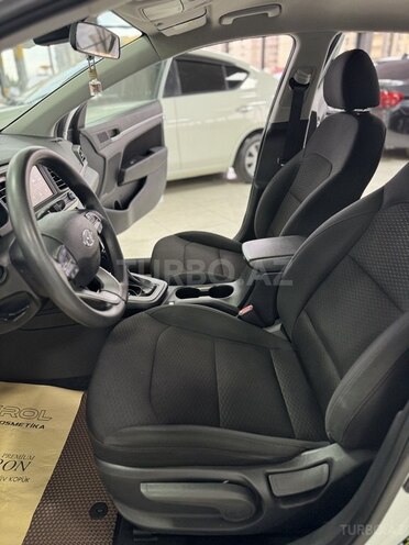 Hyundai Elantra-11