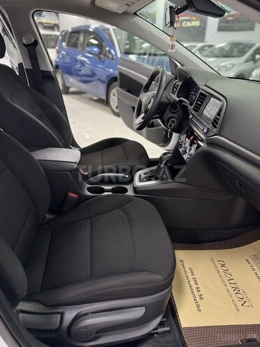 Hyundai Elantra-17
