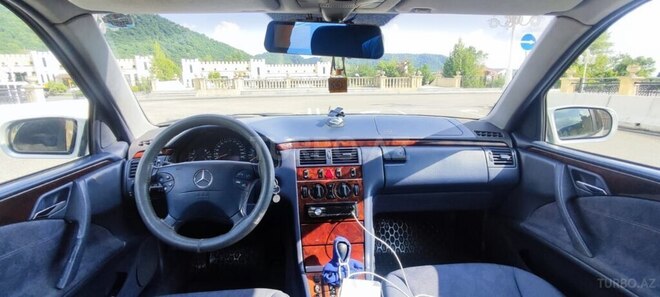 Mercedes E 240 2000, 421,640 km - 2.4 l - Qəbələ