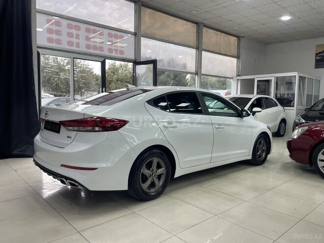 Hyundai Elantra-13