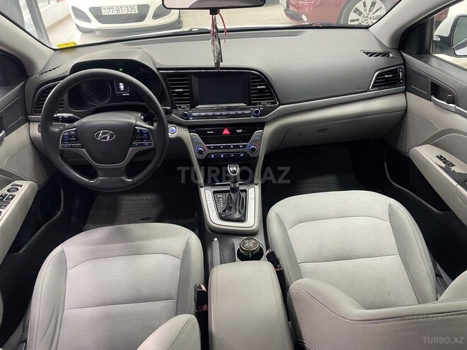 Hyundai Elantra-8