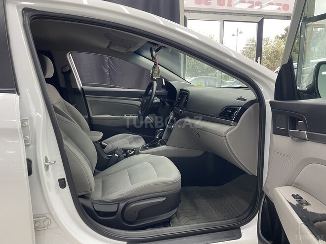 Hyundai Elantra-9