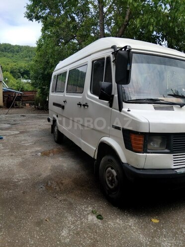 Mercedes 208 D 1993, 250,000 km - 2.5 л - Quba