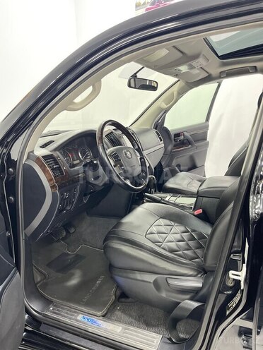 Toyota Land Cruiser-13