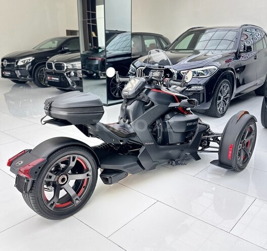 Can-Am Spyder ST-10