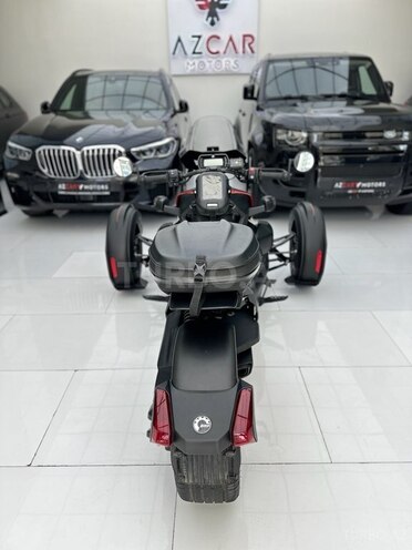 Can-Am Spyder ST-9