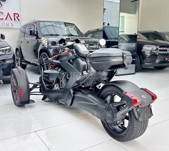 Can-Am Spyder ST-12