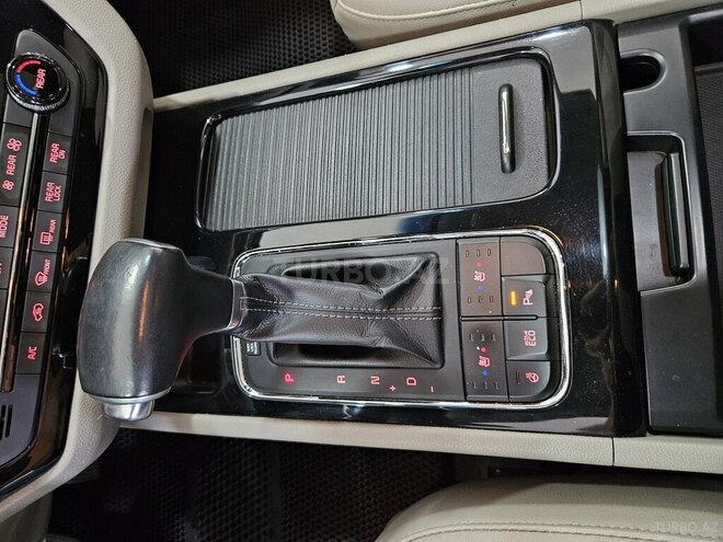 Kia Carnival-13