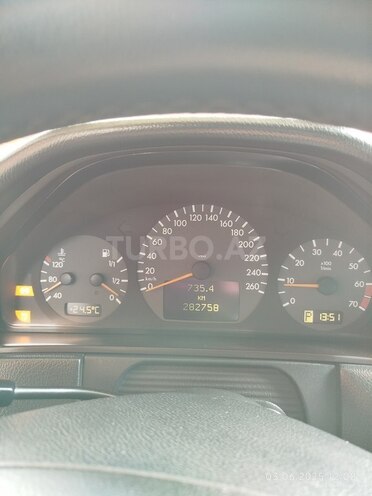 Mercedes E 200-11