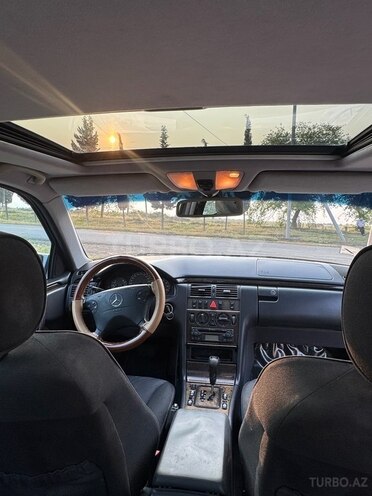 Mercedes E 240 1999, 302,000 km - 2.4 l - Ağcabədi
