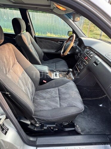 Mercedes E 240 1999, 302,000 km - 2.4 l - Ağcabədi