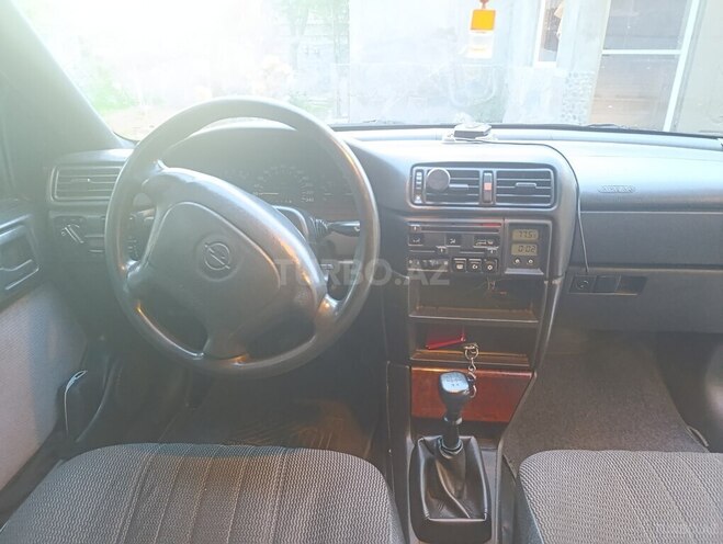 Opel Vectra 1995, 354,000 km - 2.0 л - Qax