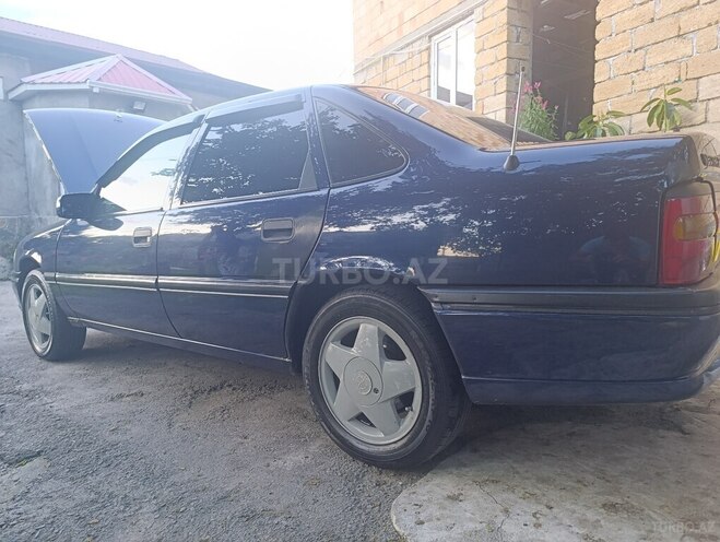 Opel Vectra 1995, 354,000 km - 2.0 л - Qax