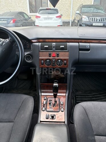 Mercedes E 240 1999, 361,256 km - 2.6 l - Bakı