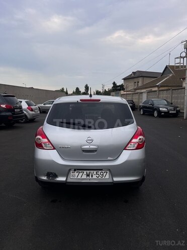 Nissan Tiida-5