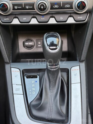 Hyundai Elantra-15