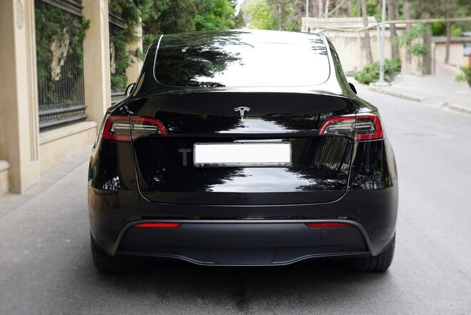 Tesla Model Y-4