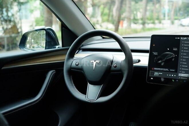 Tesla Model Y-9