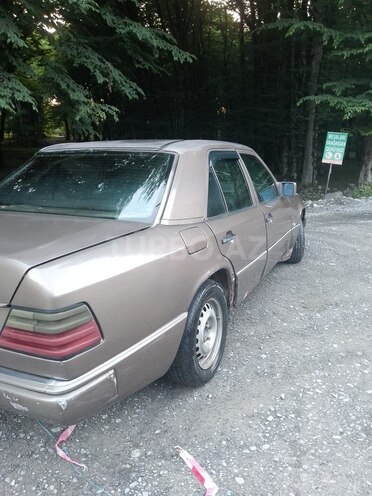 Mercedes E 200 1993, 189,000 km - 2.0 l - İsmayıllı