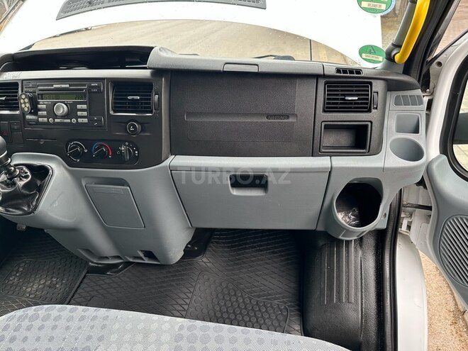 Ford Transit-16