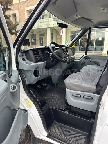Ford Transit-17