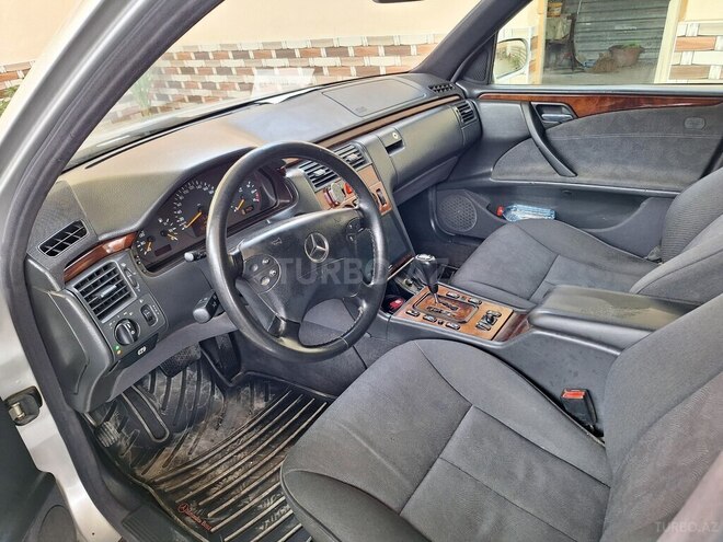 Mercedes E 240 2000, 303,150 km - 2.4 l - Tovuz