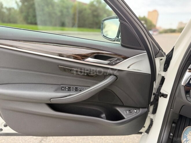 BMW 530e-12