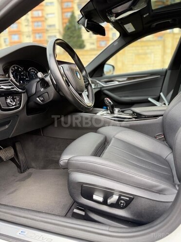 BMW 530e-7