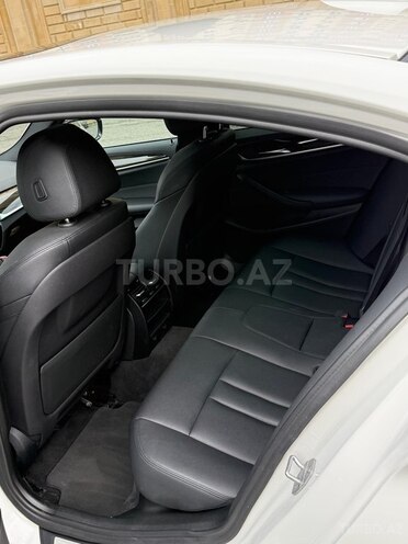 BMW 530e-13