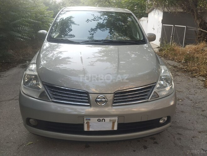 Nissan Tiida-1
