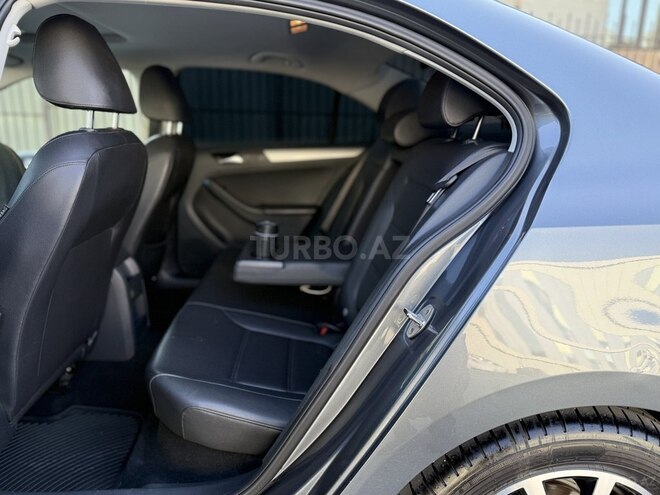 Volkswagen Jetta-11