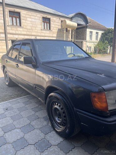 Mercedes E 250 1987, 276,000 km - 2.5 l - Qazax