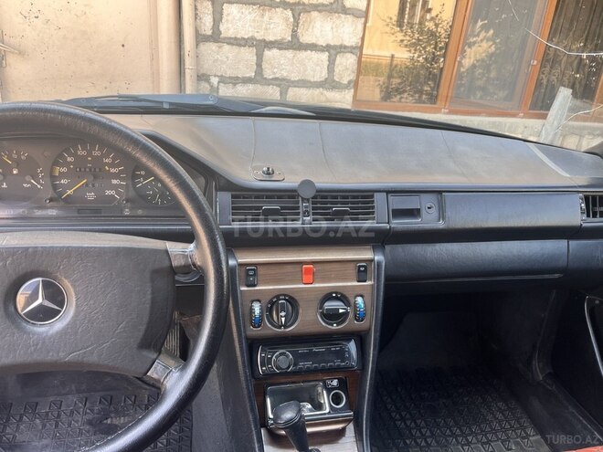 Mercedes E 250 1987, 276,000 km - 2.5 l - Qazax