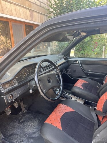 Mercedes E 250 1987, 276,000 km - 2.5 l - Qazax