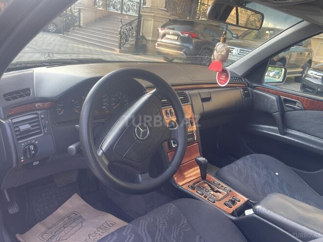 Mercedes E 240 1999, 299,000 km - 2.4 l - Sumqayıt