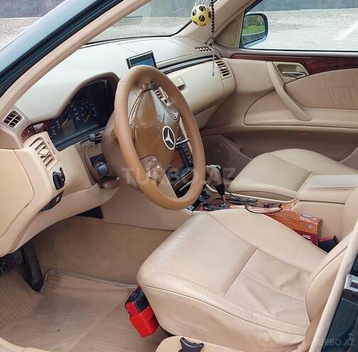 Mercedes E 200 2001, 309,000 km - 2.0 l - Qusar