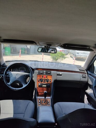 Mercedes E 270 2001, 445,452 km - 2.7 l - Sumqayıt