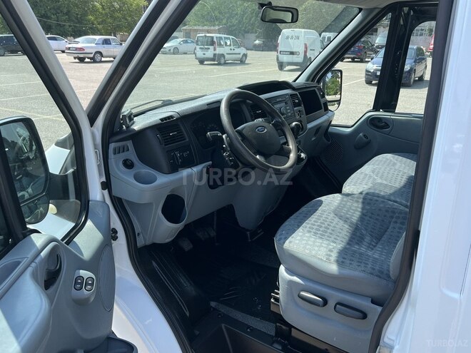 Ford Transit-13
