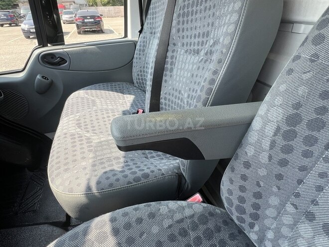 Ford Transit-16