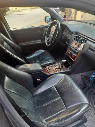 Mercedes E 240 1999, 260,000 km - 2.4 l - Bakı